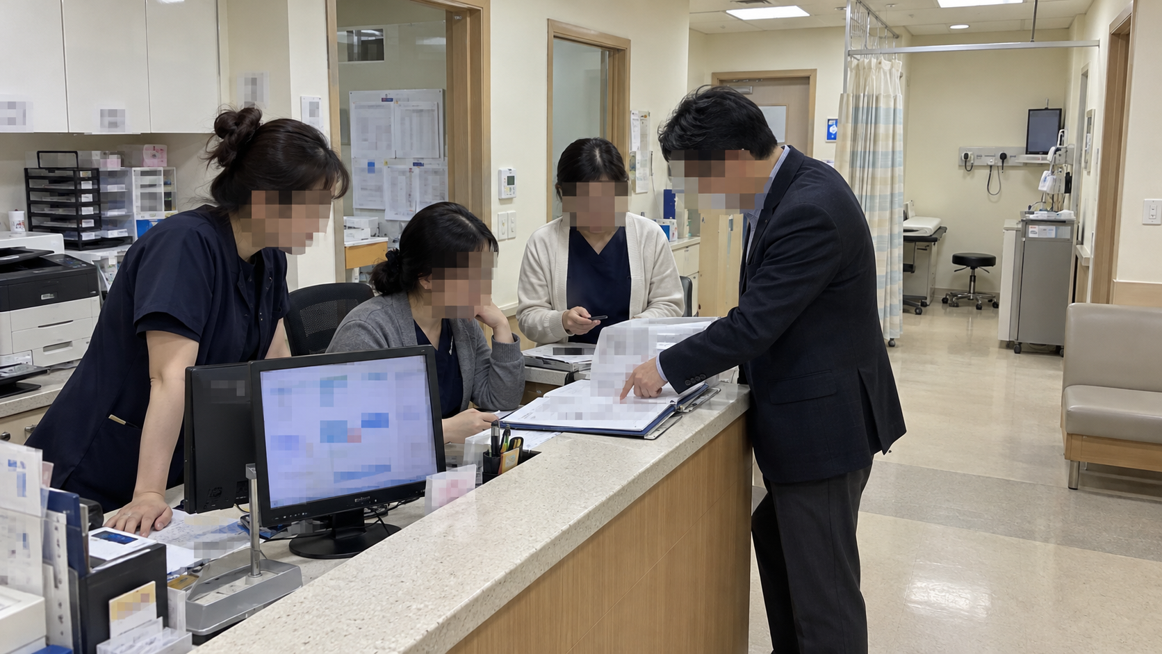 얼굴과 자료를 모자이크 처리한 접수 직원 업무 점검 장면 | AI 생성 이미지